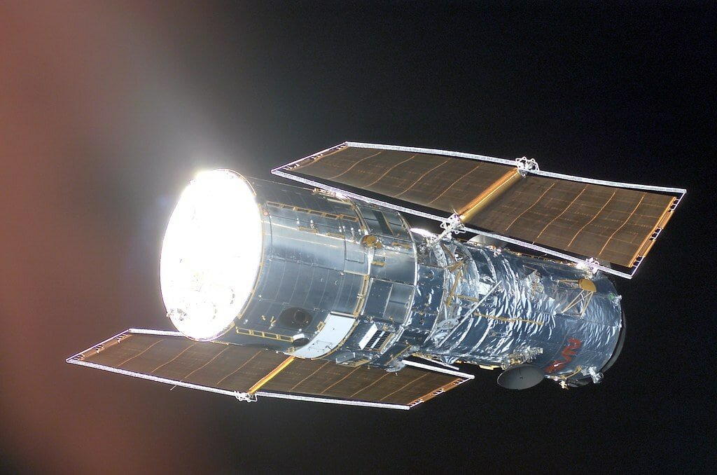 what type of telescope is the hubble space telescope